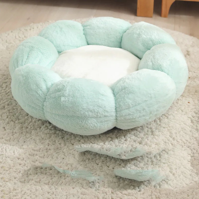 Stylish flower basket cat bed. Ultra-soft pet bed for cats' comfort & a cozy napping space.