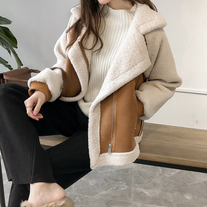 Cozy oversized women's zip-up jacket, perfect for warm winter style & comfortable fall fashion outerwear.