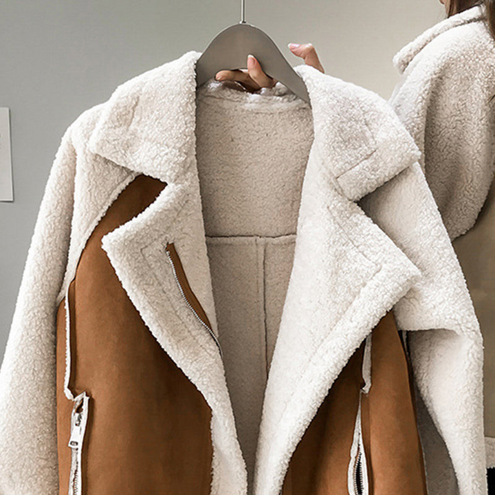 Stylish women's oversized zip-up jacket in trendy casual design, ideal for cozy fall & winter fashion.
