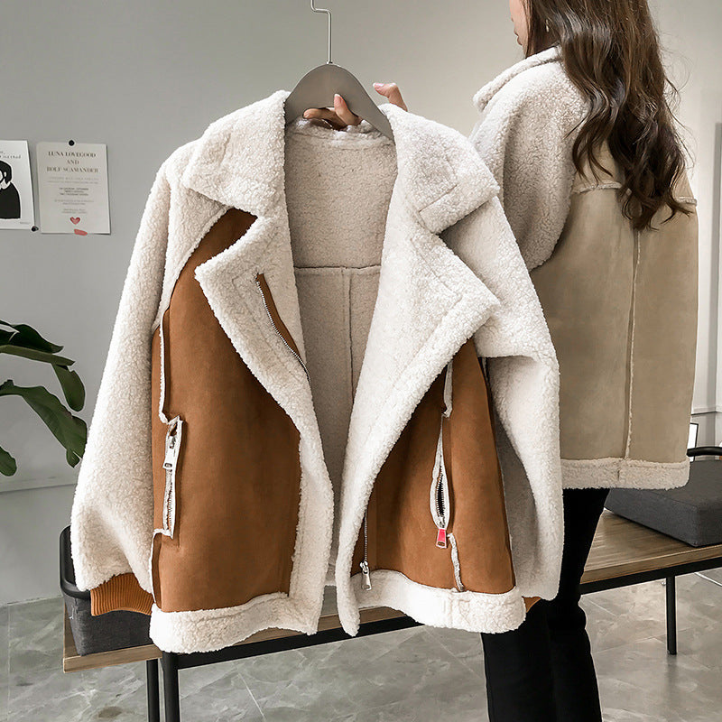 Comfortable & warm women's oversized zip-up jacket, essential stylish outerwear for cozy fall & winter days.