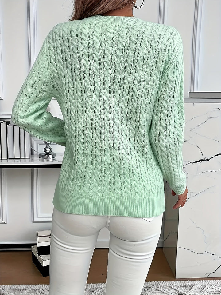 Versatile women's casual knitwear: a comfortable and stylish long sleeve sweater.