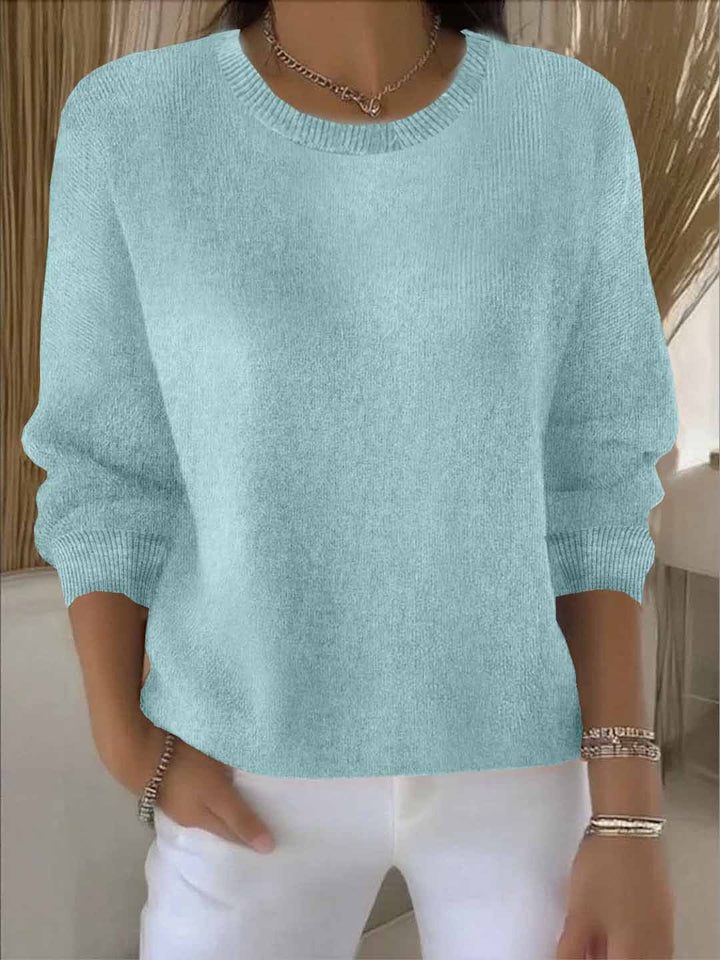 Autumn/winter women's knit jumper, a cozy and elegant piece of knitwear fashion.