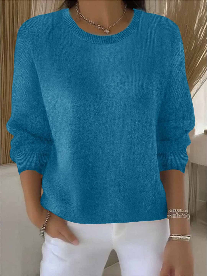Chic women's versatile sweater, ideal for comfort and warmth in knitwear style.