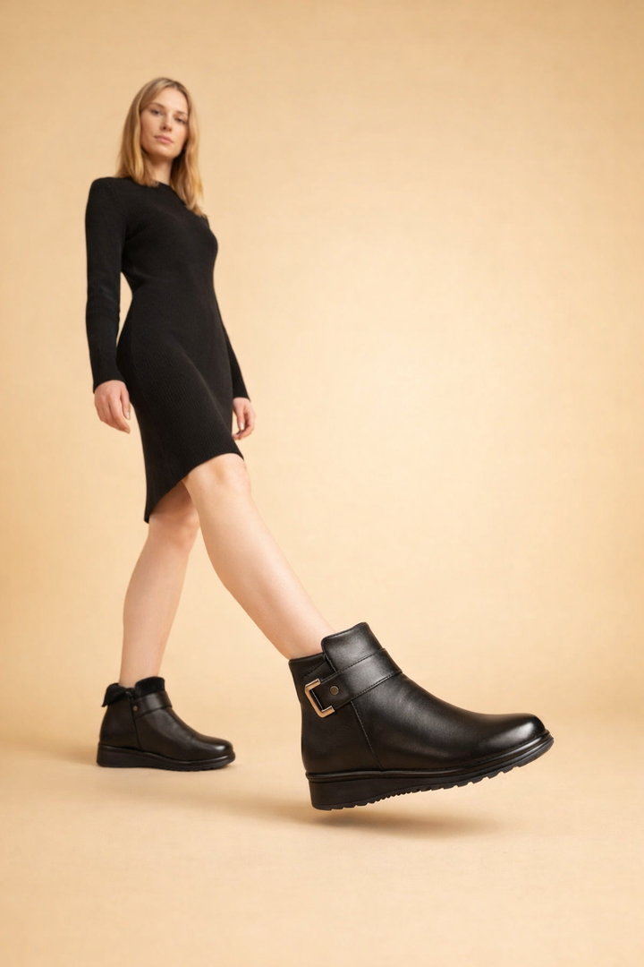 Comfortable and secure women's non-slip winter footwear, perfect for cold weather.