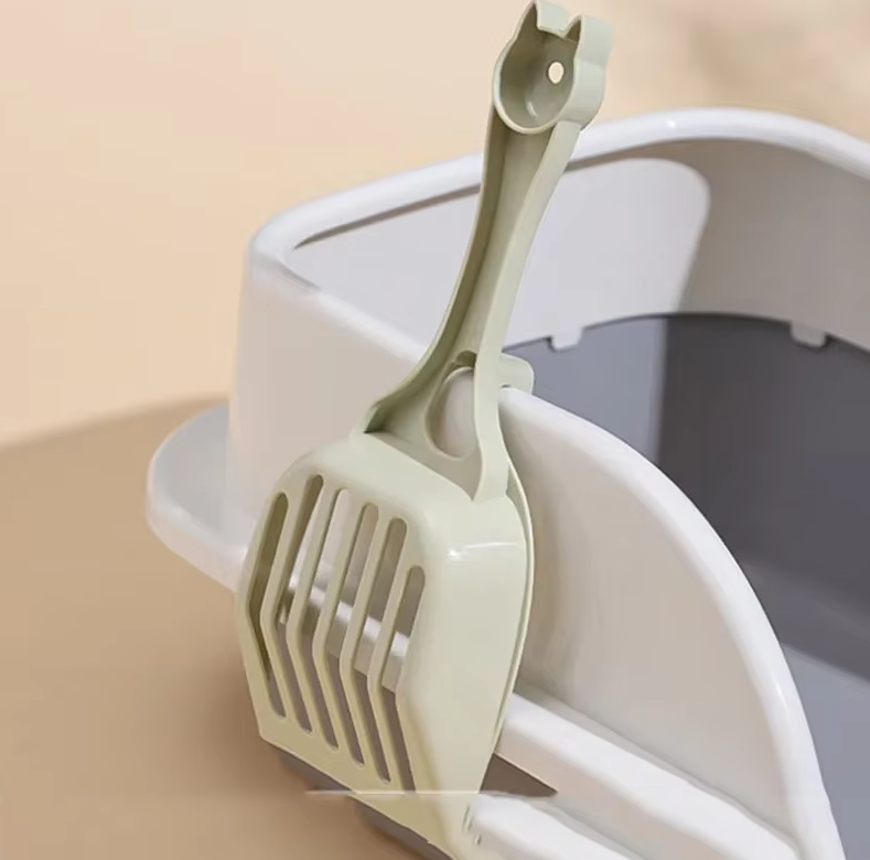 Durable cat head litter scoop ensures easy & hygienic cleaning of your cat's litter box. Pet care essential.