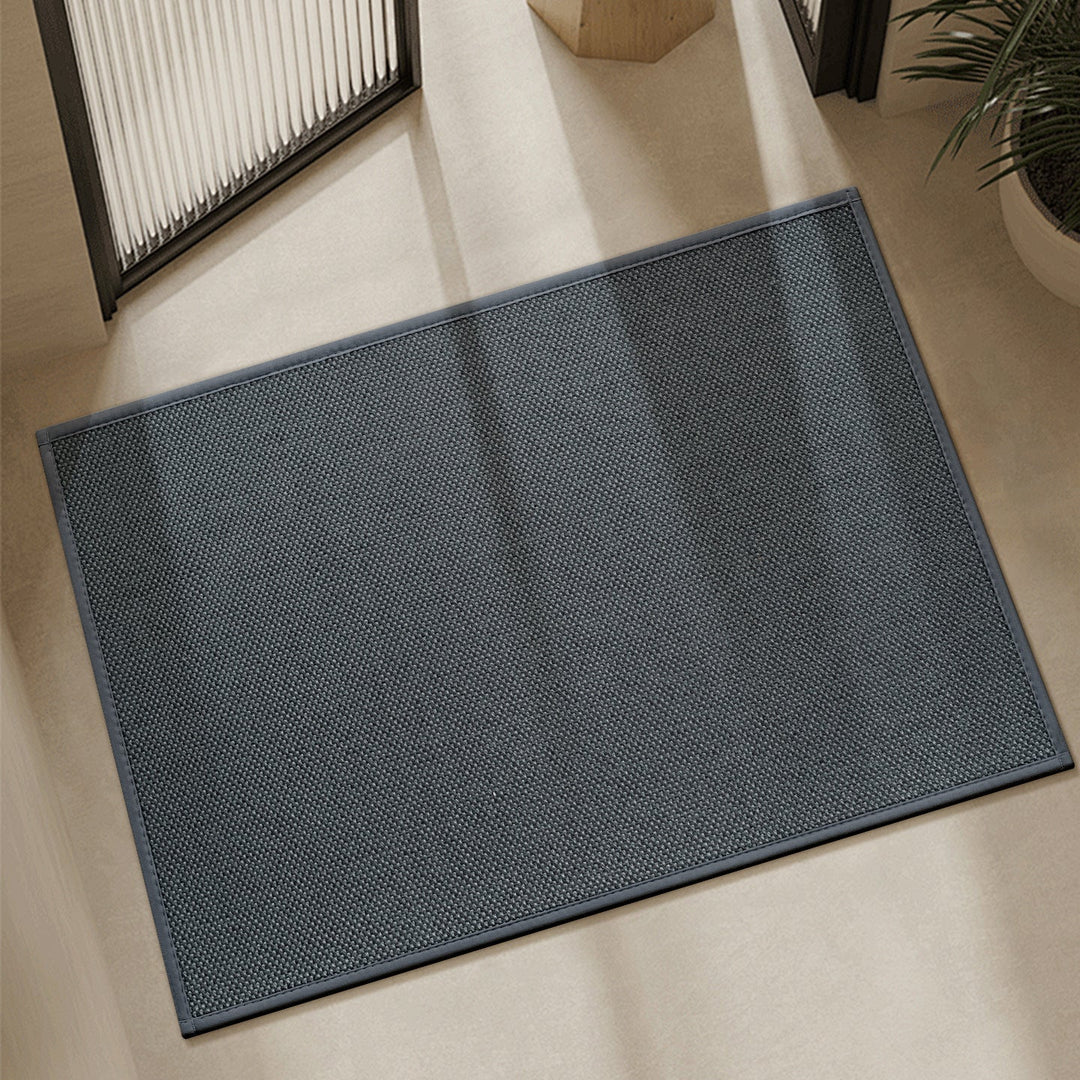 Close-up: Textured anti-slip entrance mat, durable and easy to clean. Ideal for home, indoor/outdoor.
