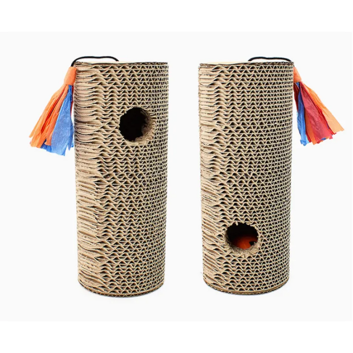 Scratching roll for cats: durable cardboard construction with fringes and an inner hole, ideal for healthy claws & fun.
