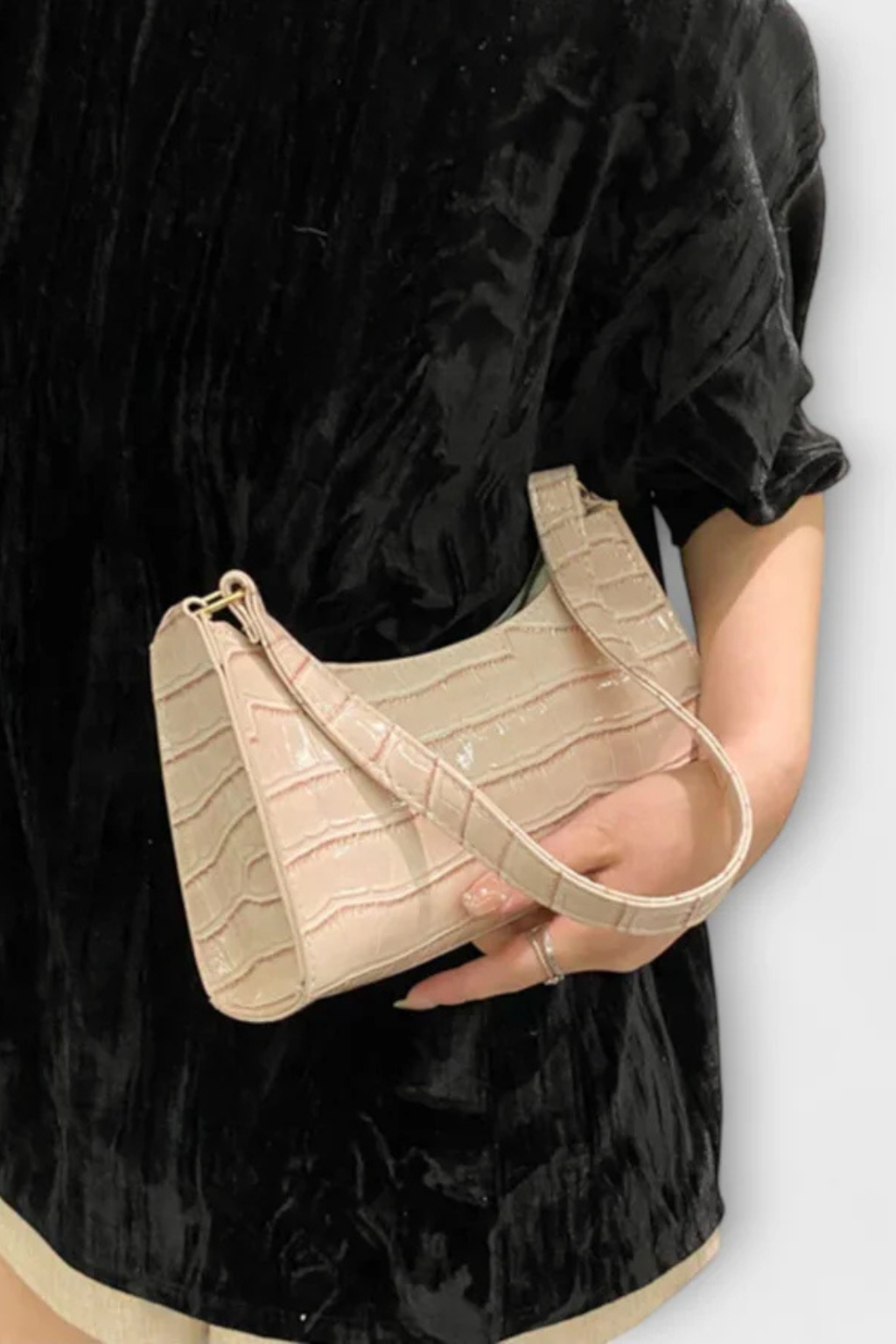 Versatile women's classic textured shoulder bag, ideal for daily use & stylish outfits.
