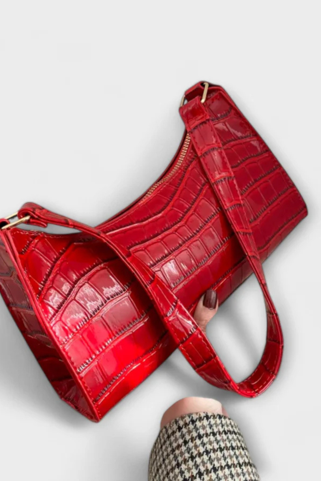 Fashionable women's classic textured shoulder bag, a chic & elegant daily accessory.