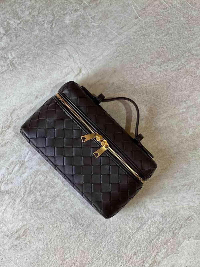 Fashionable women's compact shoulder bag, elegant and textured, a modern daily essential purse.