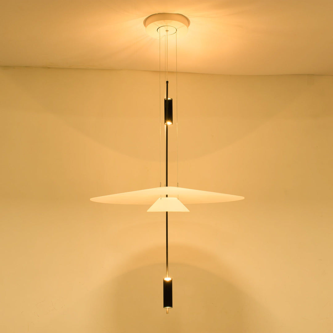 Minimalist hanging lamp, black disc design, integrated LED, for contemporary spaces.