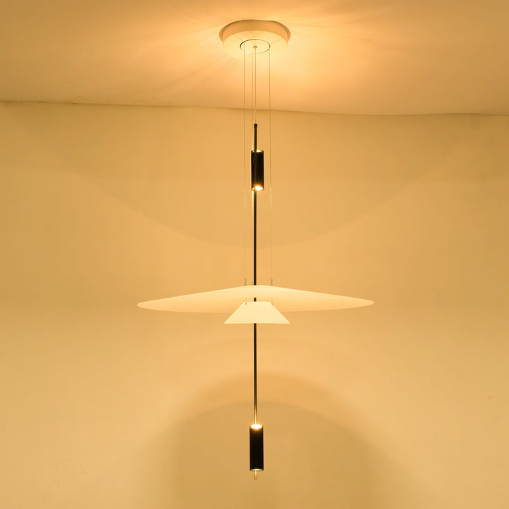 Minimalist hanging lamp, black disc design, integrated LED, for contemporary spaces.