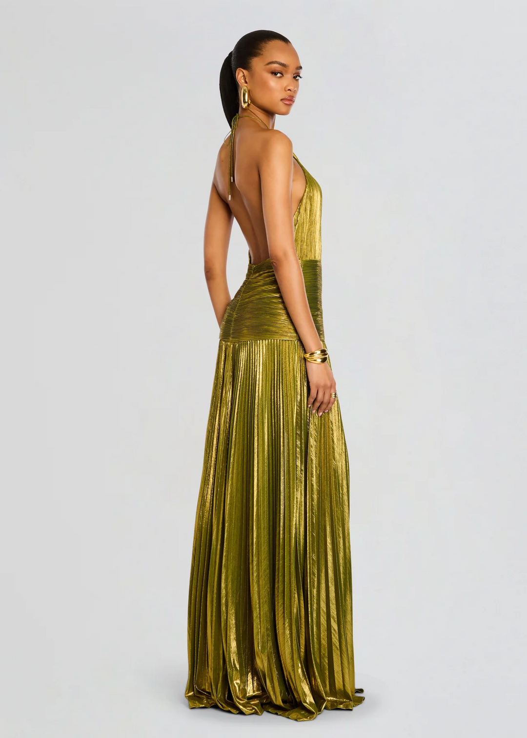 Sophisticated long green maxi dress for women. Sculpted fit, elegant formal wear for special occasions.