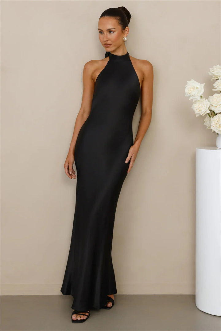 Figure-hugging evening gown in satin, featuring a stylish high collar neckline.