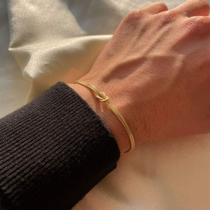 Stainless steel elegant knot bracelet, women's refined and subtle minimalist jewelry.
