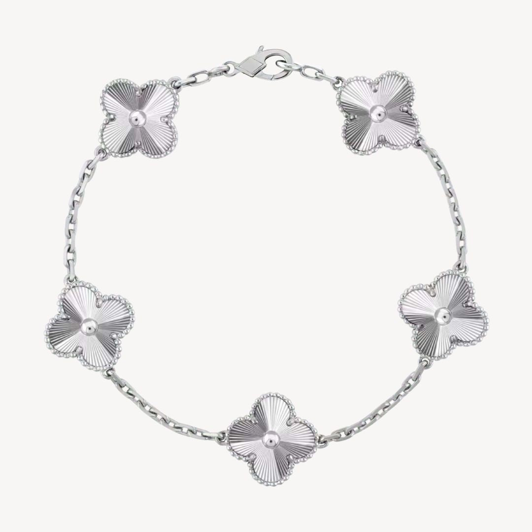 Agate jewelry clover charm bracelet, an elegant and colorful accessory for modern women.