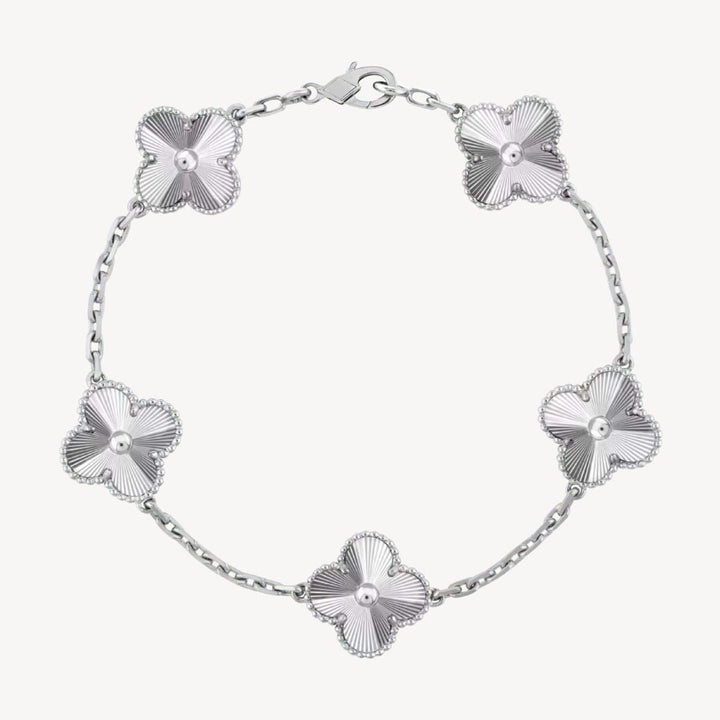 Agate jewelry clover charm bracelet, an elegant and colorful accessory for modern women.