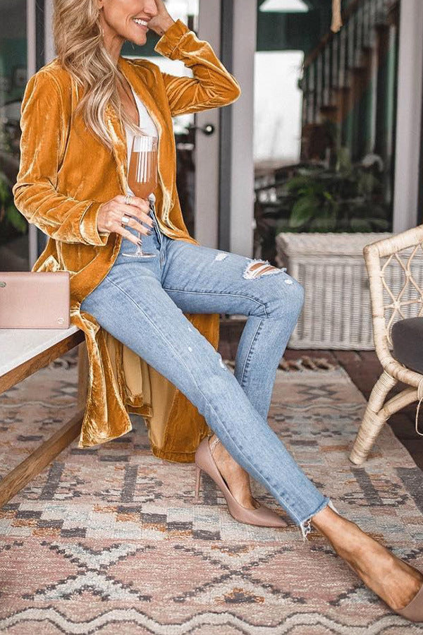 Stylish women's long open coat, offering a versatile and chic look for cooler weather.