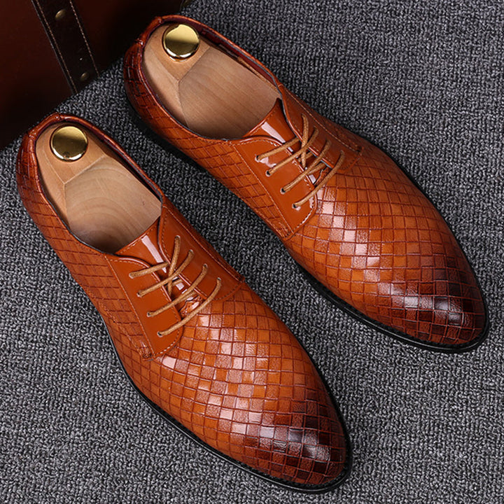 Elegant men's lace-up dress shoes, perfect for business attire & formal events. Classic style Oxford footwear.