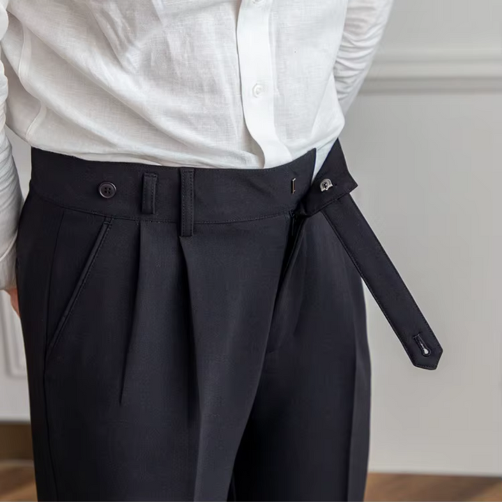 Comfortable & stylish men's pleated trousers, ideal for modern elegant or refined casual outfits.