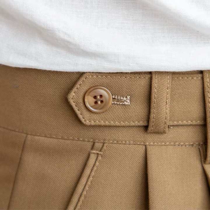 Versatile men's pleated trousers, a high-waist staple for modern elegant and casual wardrobes.