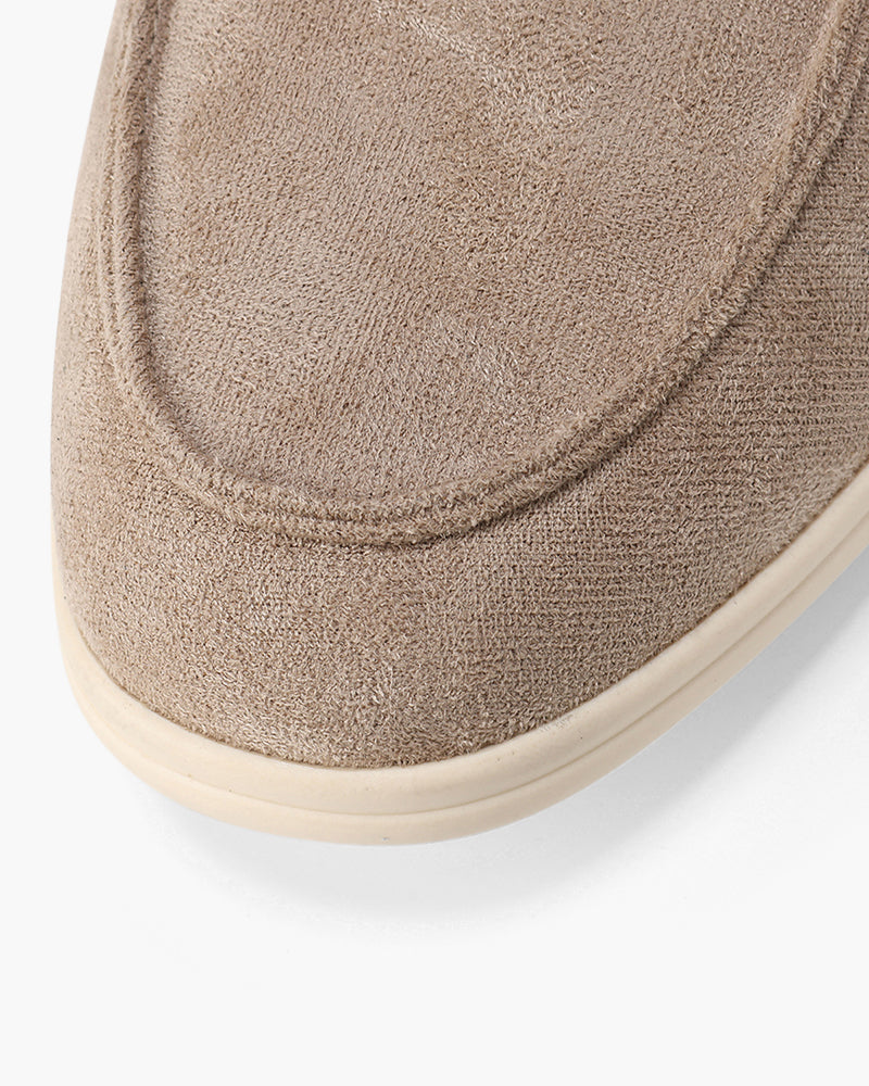 Modern men's elegant shoes, versatile for formal or casual.