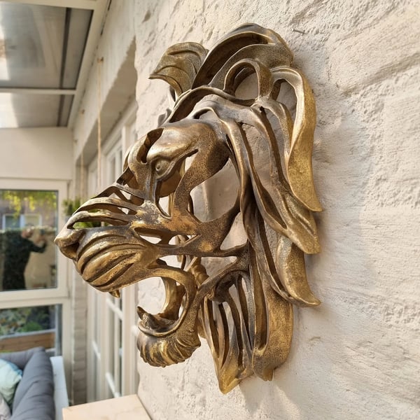 Elegant metal lion head wall decor with a strong, artistic design for home or garden.