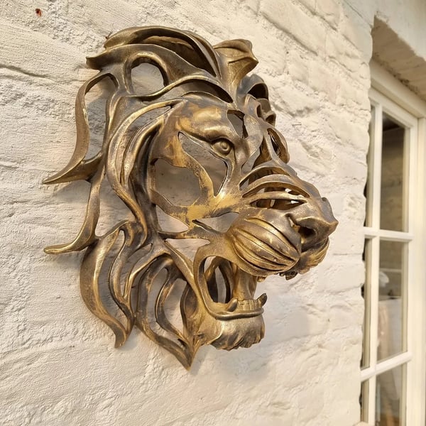 Rustic metal lion head hanging decor, adding a touch of strength and elegance to any space.