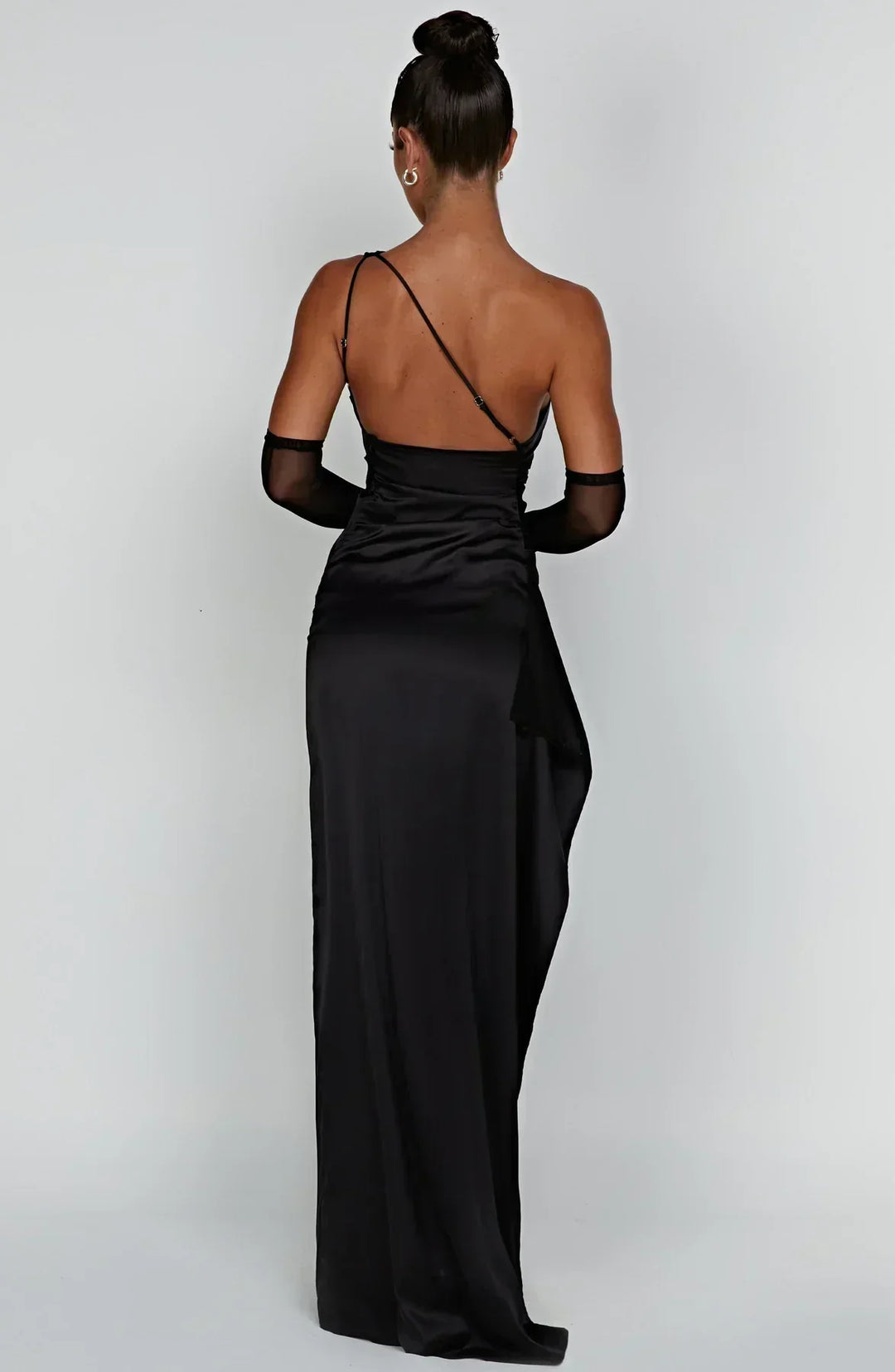 Chic women's one-shoulder event gown, sleek maxi style with an elegant high slit.