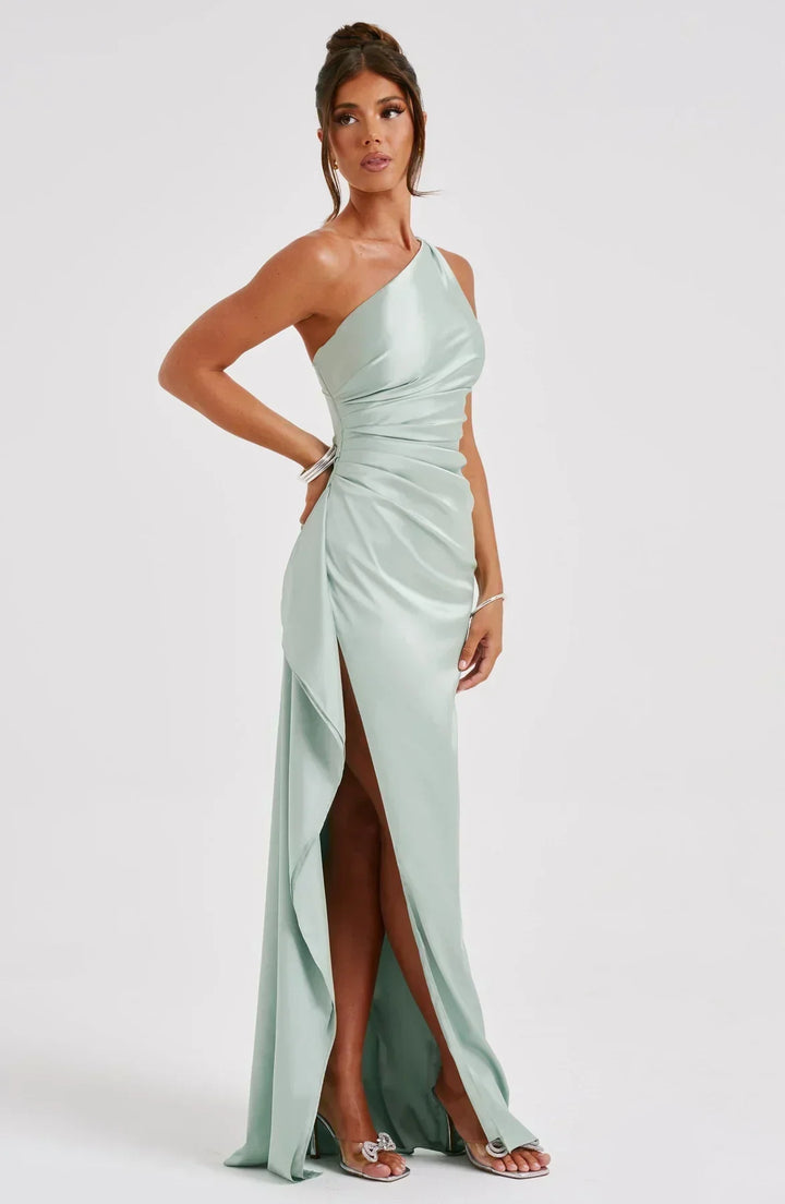 Chic women's one-shoulder formal gown, perfect for red carpet, high slit.