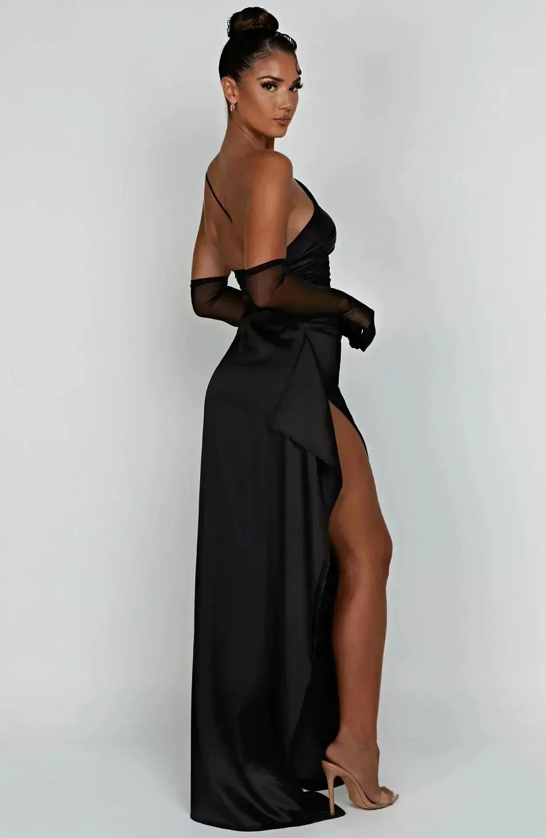 Stylish one-shoulder maxi dress, ruched waist, suitable for evening wear.