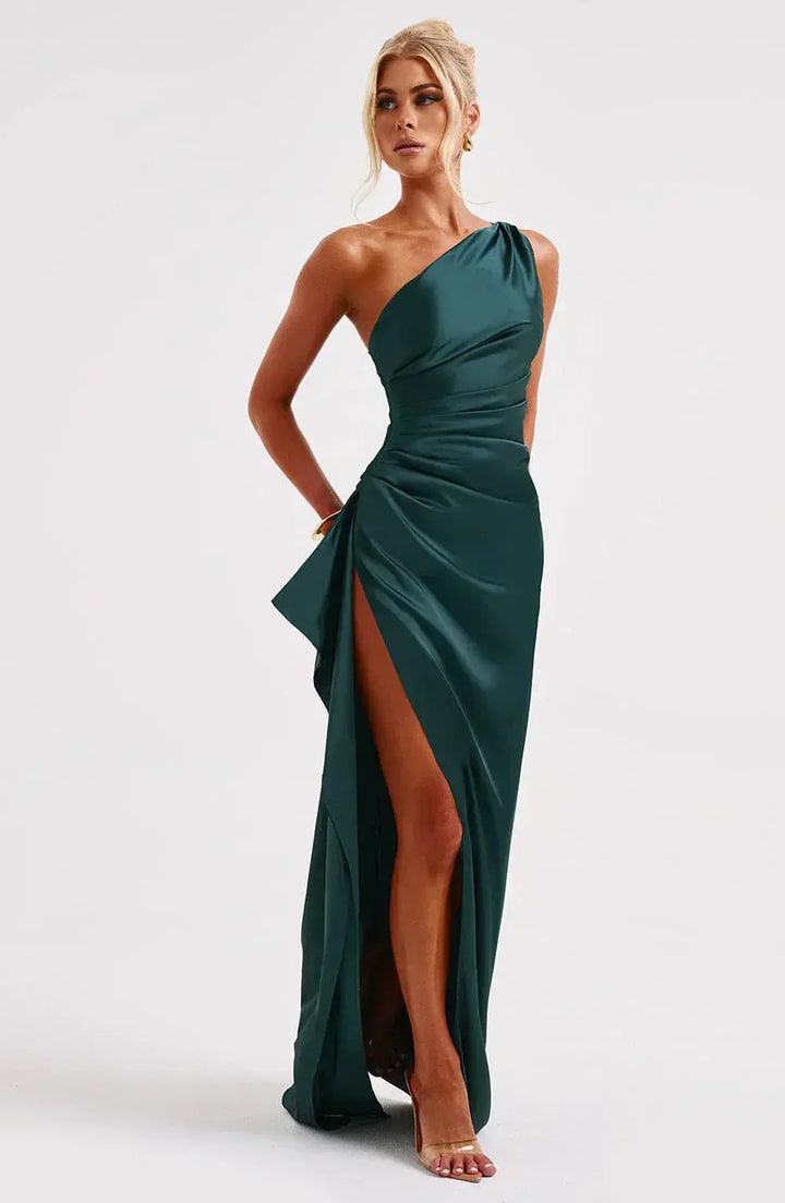 Elegant one-shoulder maxi dress, ruched waist, long, a versatile choice.