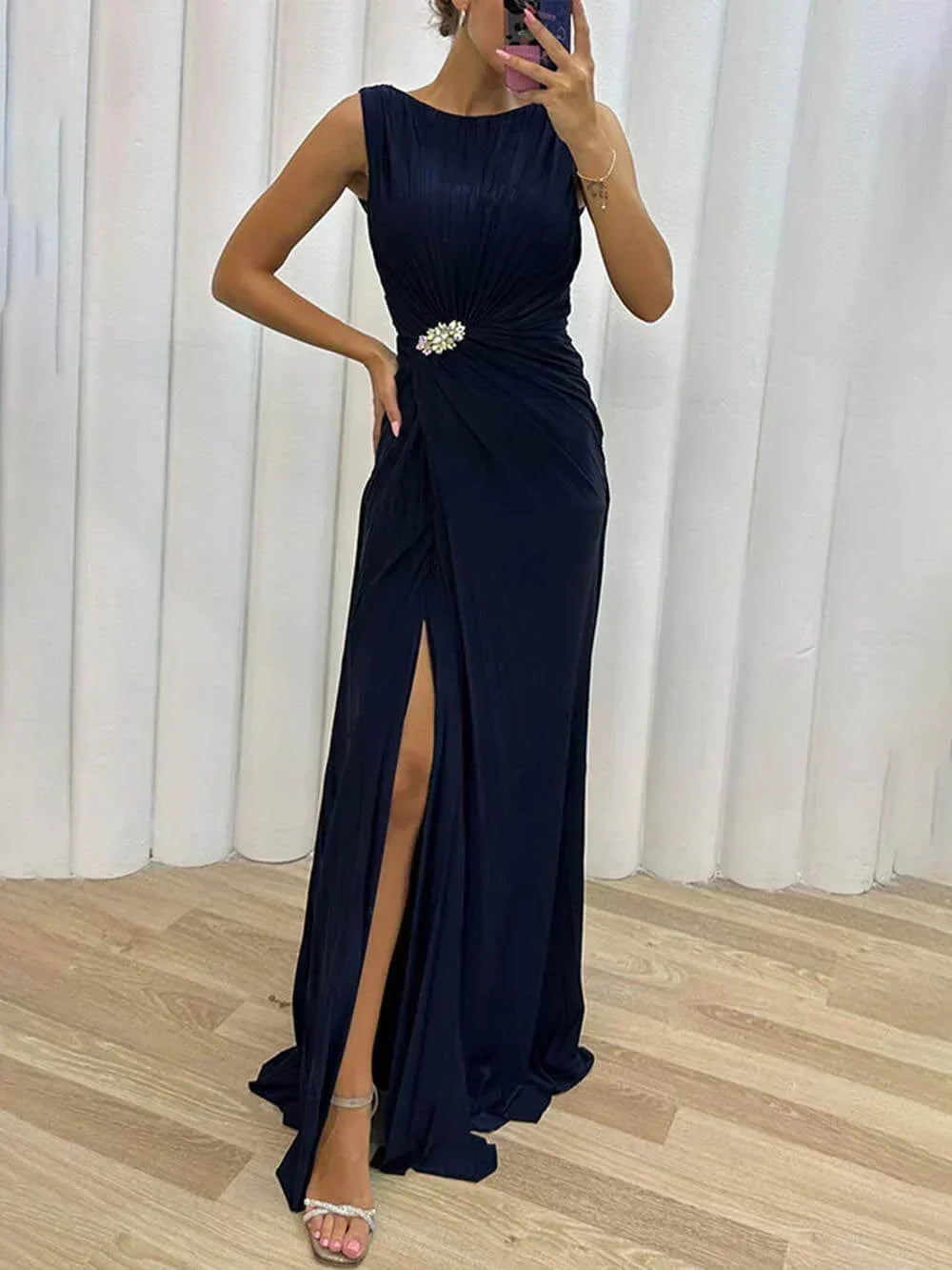 Chic women's long pleated dress, sleeveless, sophisticated for evening events and special occasions.