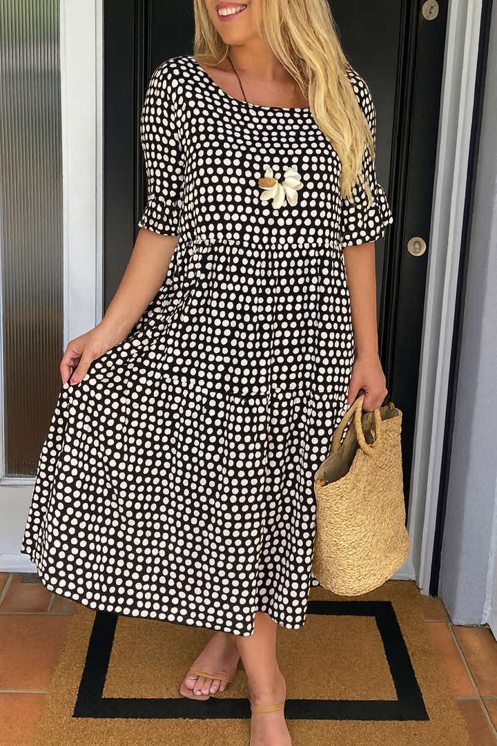 Sophisticated sable midi dress with short sleeves, ideal for women seeking an elegant summer or everyday look.
