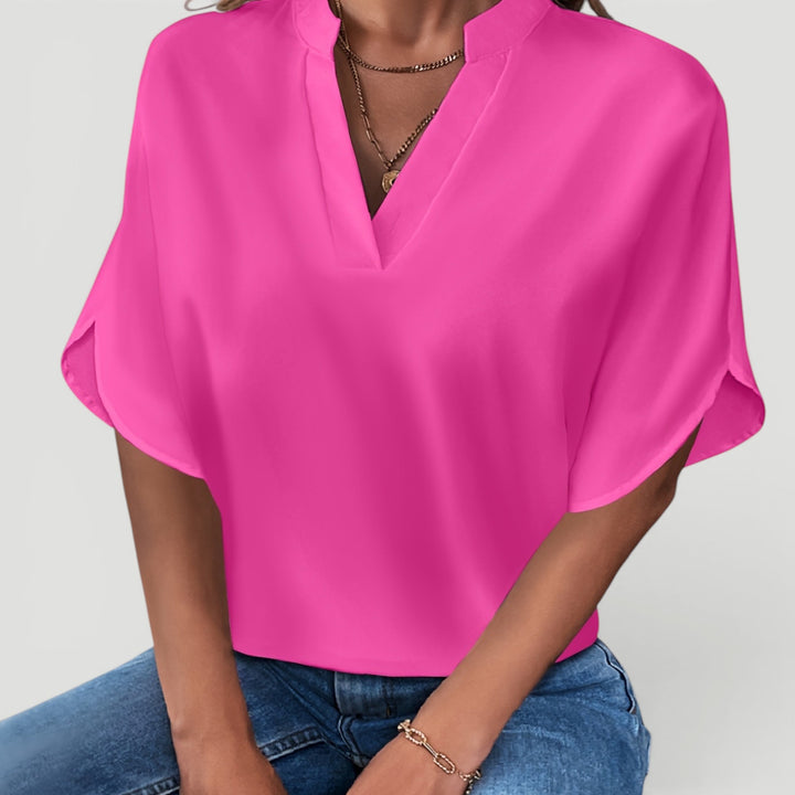 Comfortable women's short sleeve top, relaxed fit, perfect for versatile everyday style.