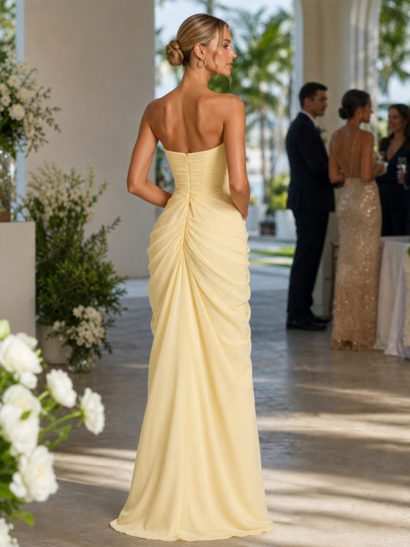 Chic long strapless dress, a fashionable choice for summer parties or formal occasions, boasting an elegant high slit.