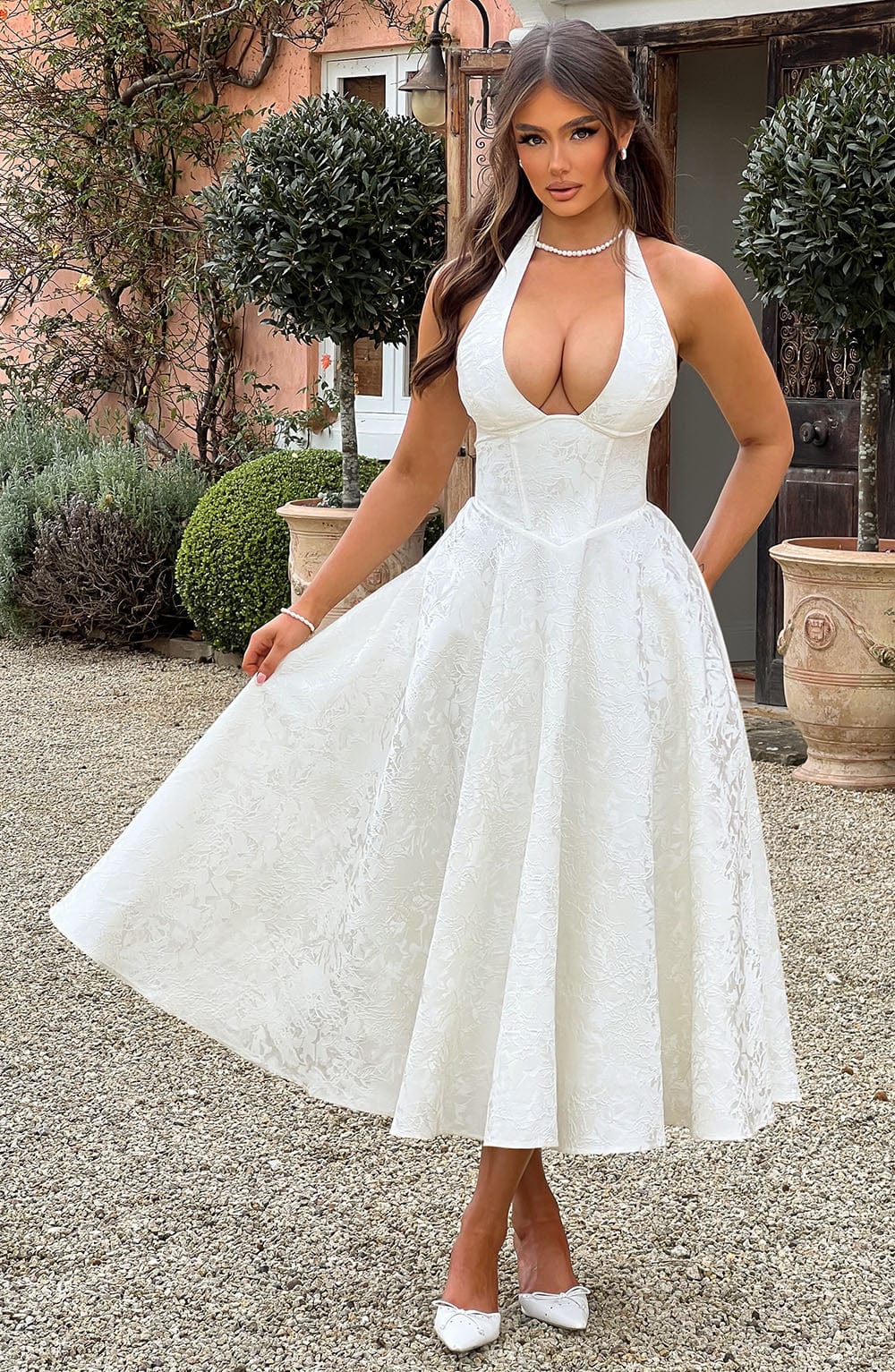 Chic women's V-neck midi dress, ideal for wedding guests. Elegant occasion wear, comfortable for summer parties.
