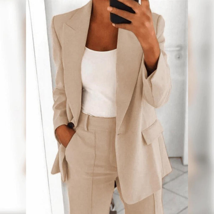 Polished women's formal wear. Elegant 2-piece suit with a sharp blazer and matching trousers for events.