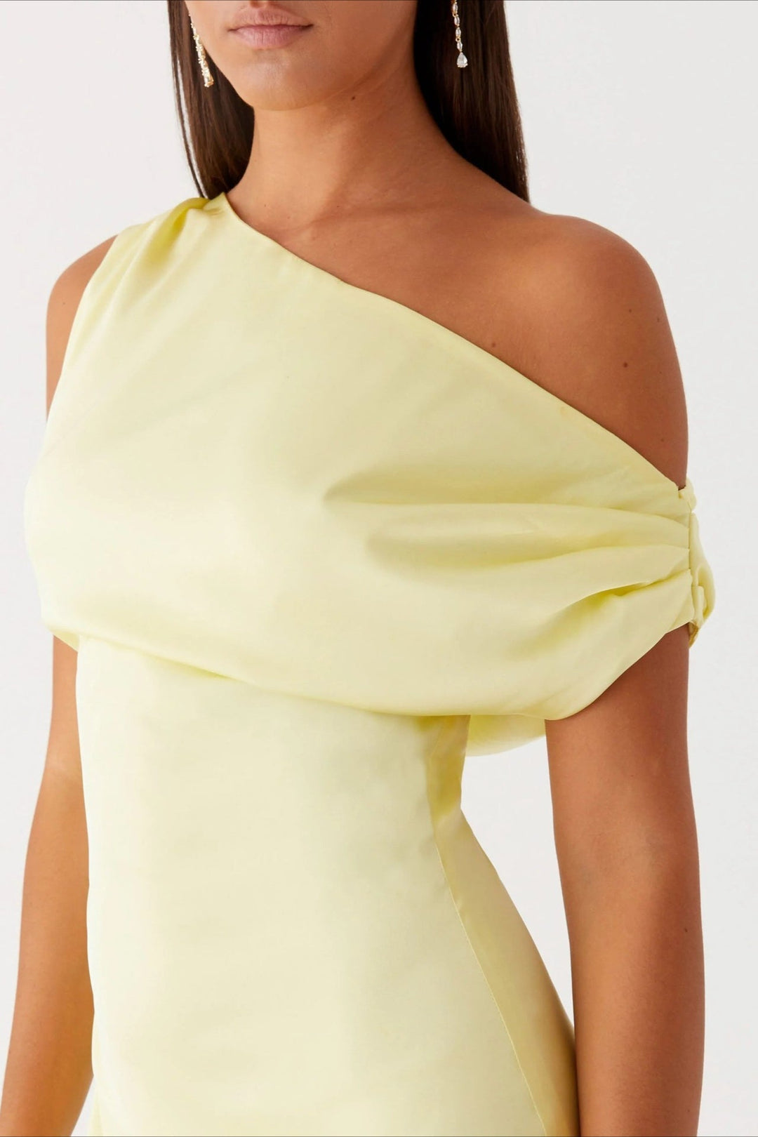 Elegant solid color sheath dress, ideal for evening parties