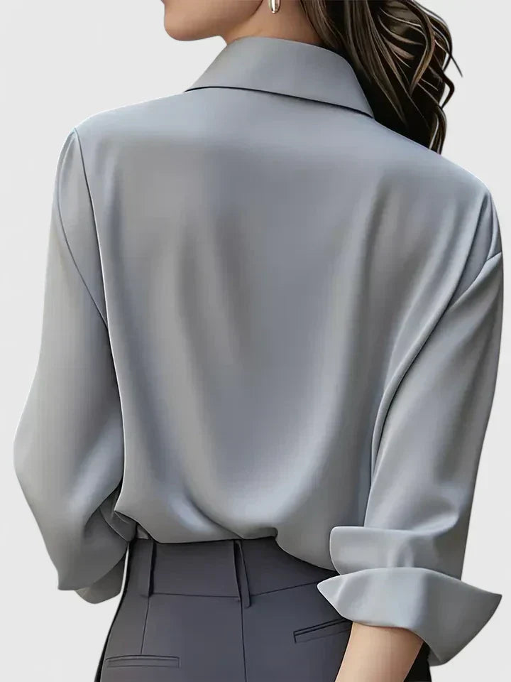 Modern women's versatile blouse, button-down and long sleeve, ideal for elegant everyday fashion.