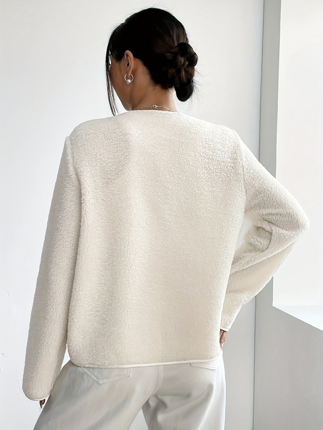 Knitted elegant women's jacket with buttons, for a chic fall and winter look.