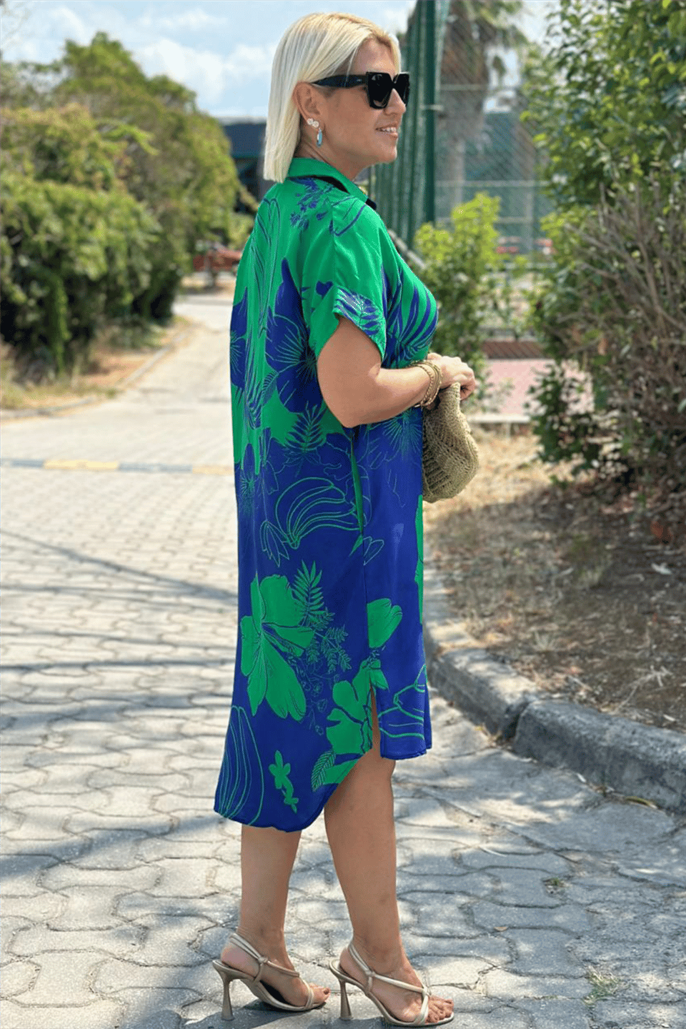 Stylish women's elegant button-up midi dress. Perfect for casual or day wear. Chic, relaxed fit.