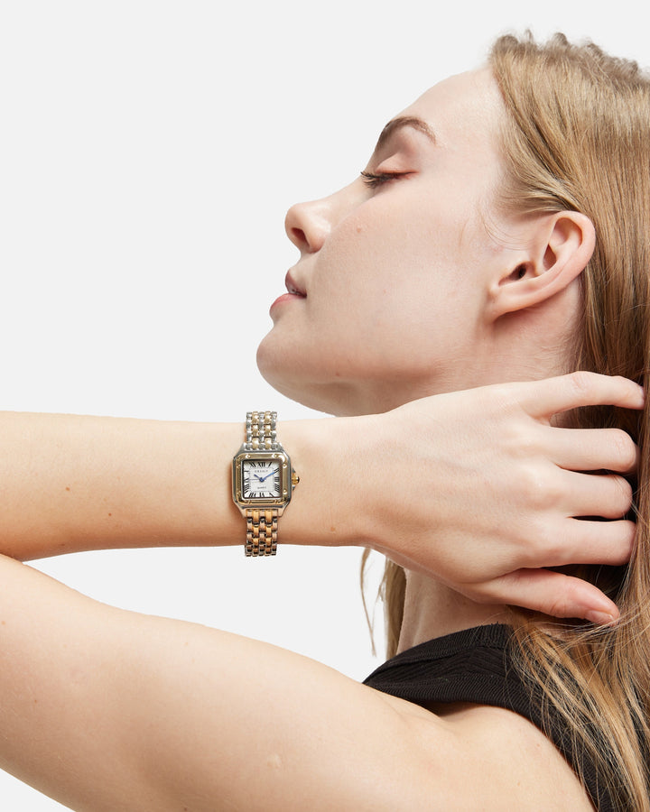 Classic women's quartz watch featuring a sophisticated vintage design, an essential fashion statement.