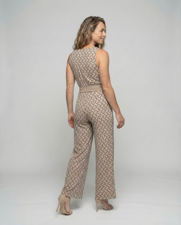 Chic women's elegant jumpsuit for comfortable wear, a versatile fashion piece suitable for all seasons.