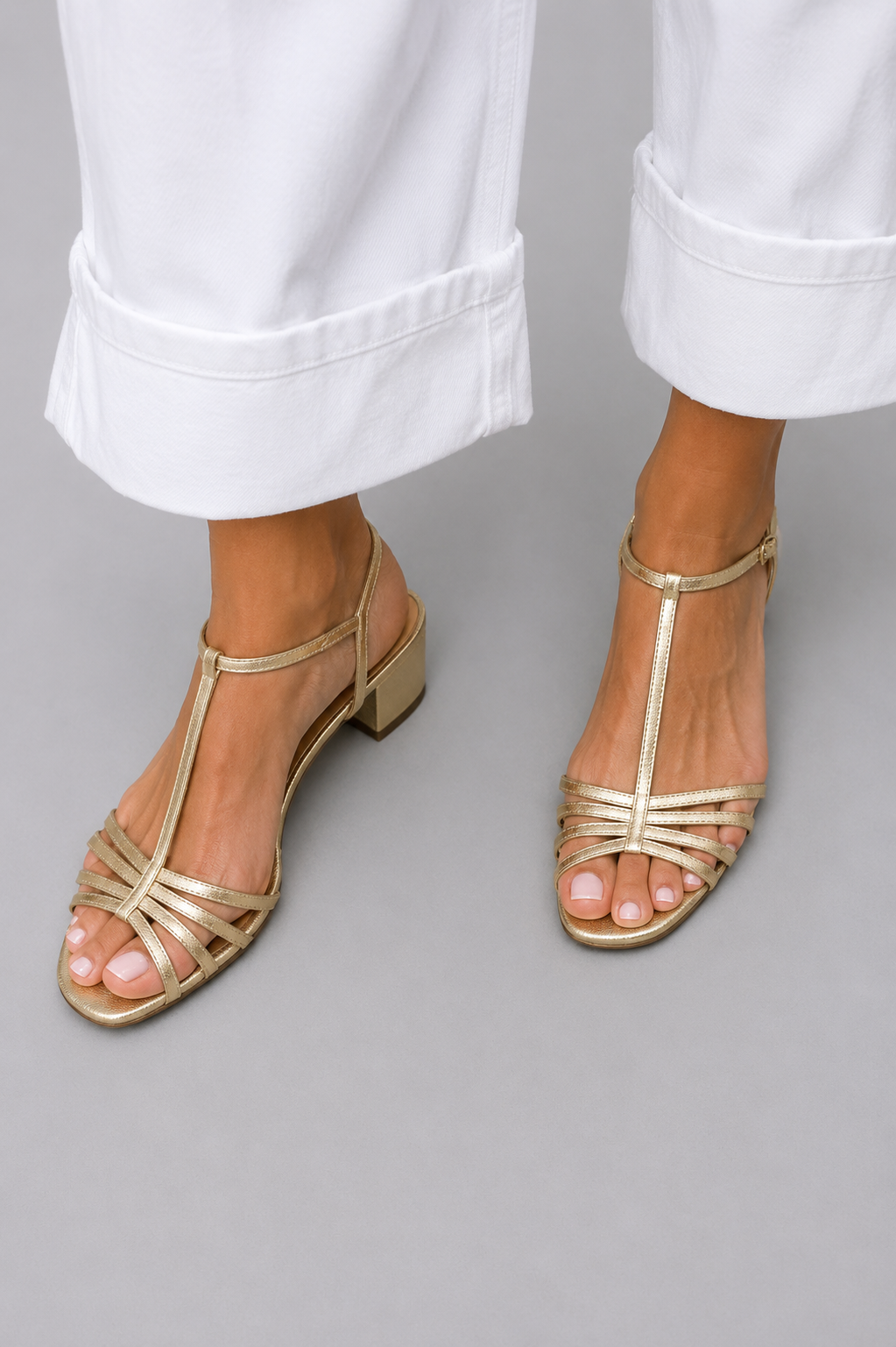 Elegant women's comfort sandals for everyday wear. Flat design for versatile daily walking.