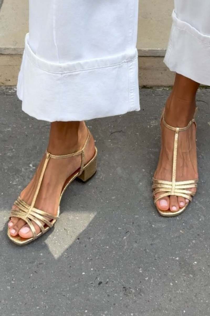 Chic women's flat sandals, perfect for elegant everyday summer comfort and versatile daily wear.