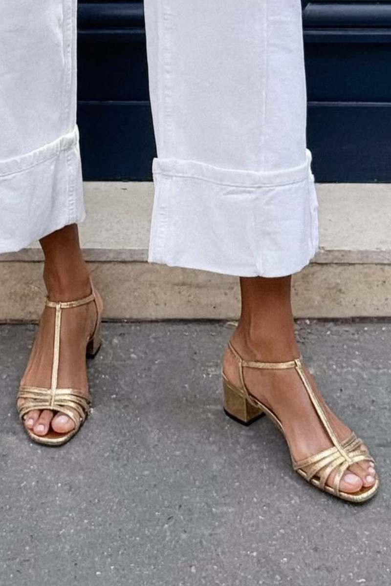 Comfortable women's walking sandals, elegant and flat for everyday summer wear.