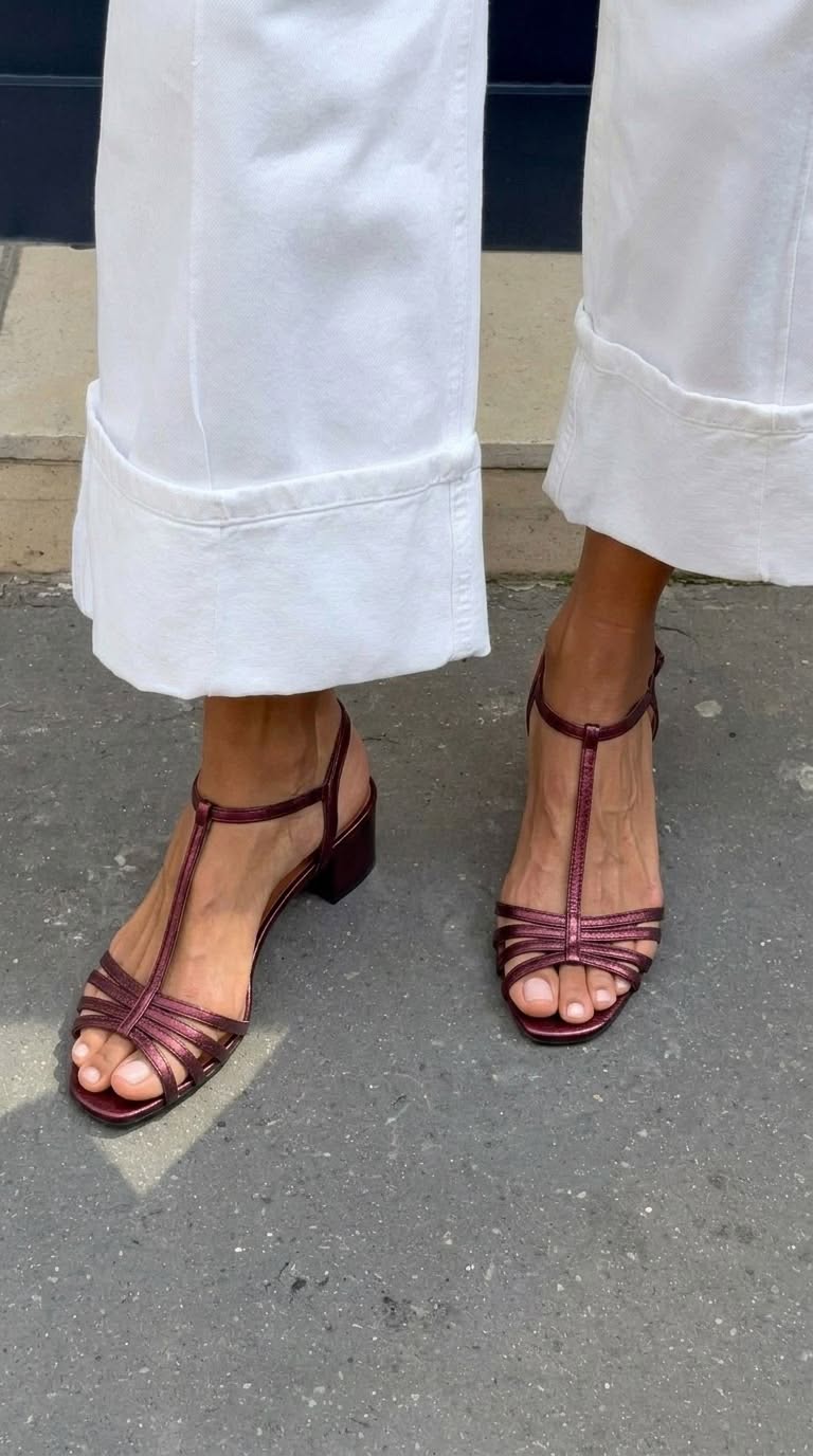 Summer women's elegant flat sandals, designed for everyday comfort and versatile walking.