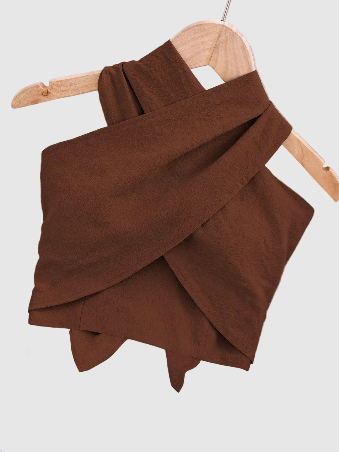 Elegant women's sleeveless top, a chic crisscross halter for stylish summer fashion. Versatile for casual wear.