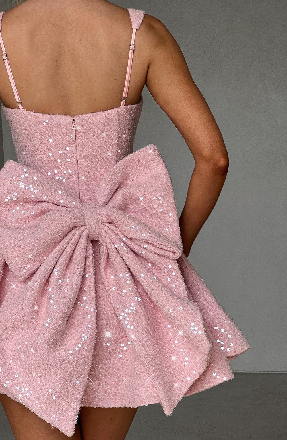Women's evening wear: sleeveless flared mini dress with a stylish bow, perfect for a chic look.